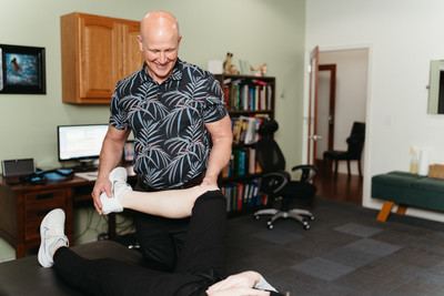 chiropractic approach to knee pain relief at Eastside Wellness in Creve Coeur, IL
